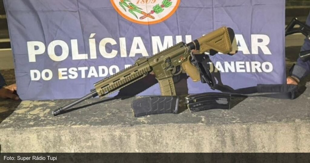 Fuzil apreendido pela PM em operação no Rio de Janeiro